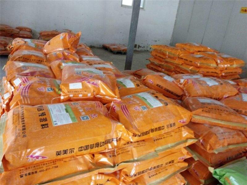 2、育肥牛應(yīng)該喂什么飼料?育肥牛應(yīng)該喂什么飼料才能長得快